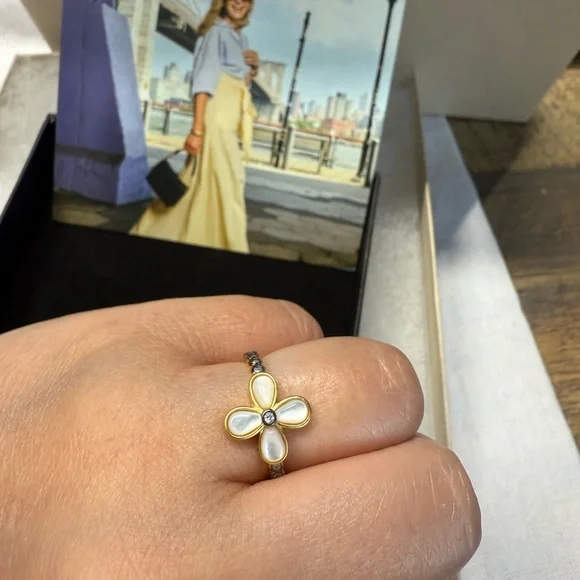 Frieda Rothman Mother of Pearl Flower Ring – Size 6 - Picture 3 of 8